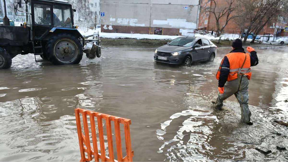 Сотрудники аварийных служб на месте прорыва магистральной теплотрассы в Новосибирске, 11 января 2024 года. Фото: Влад Некрасов / Коммерсантъ / Sipa USA / Vida Press