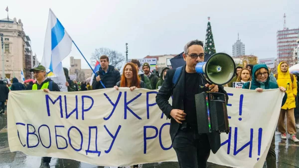 Антивоенный активист, организатор протестов Петр Никитин во время митинга. Фото: <a href="https://t.me/RDO_Serbia" rel="noopener noreferrer" title="https://t.me/RDO_Serbia">Telegram</a>