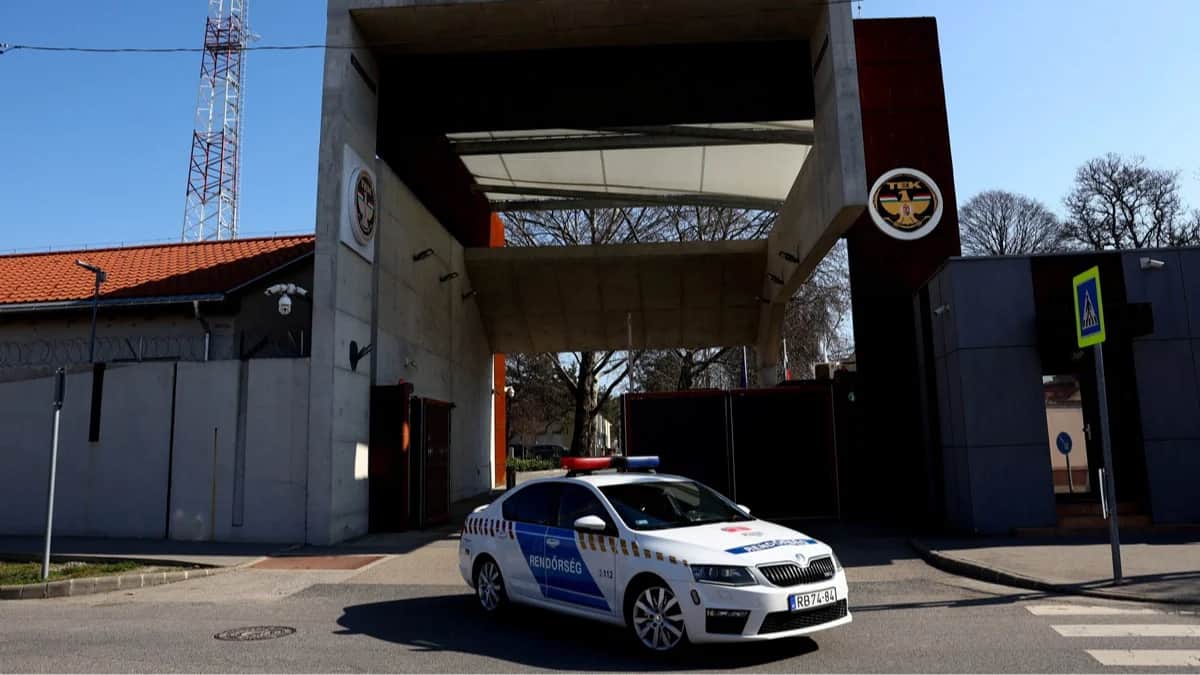 Полицейский автомобиль выезжает с территории штаб-квартиры Антитеррористического центра, Будапешт, Венгрия, 6 марта 2026 года. Фото: Bernadett Szabo / Reuters / Scanpix / LETA