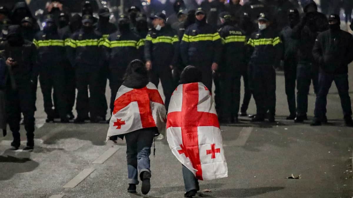 Сторонники грузинской оппозиции у здания парламента в Тбилиси, Грузия, 6 декабря 2024 года. Фото: David Mdzinarishvili / EPA