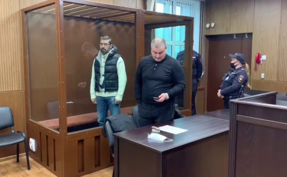 Гражданский муж Марины Раковой Артур Стеценко (слева). Фото: moscowcourts / telegram<br>