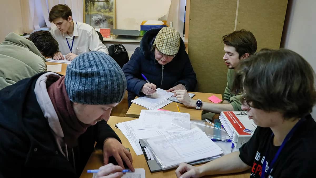 Люди ставят подписи в поддержку Бориса Надеждина в предвыборном штабе в Москве, 25 января 2024 года. Фото: Юрий Кочетков / EPA-EFE