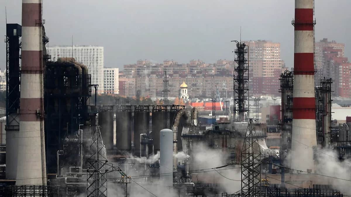 A Gazpromneft oil processing plant in Moscow, October 2022. Photo: Maxim Shipenkov / EPA