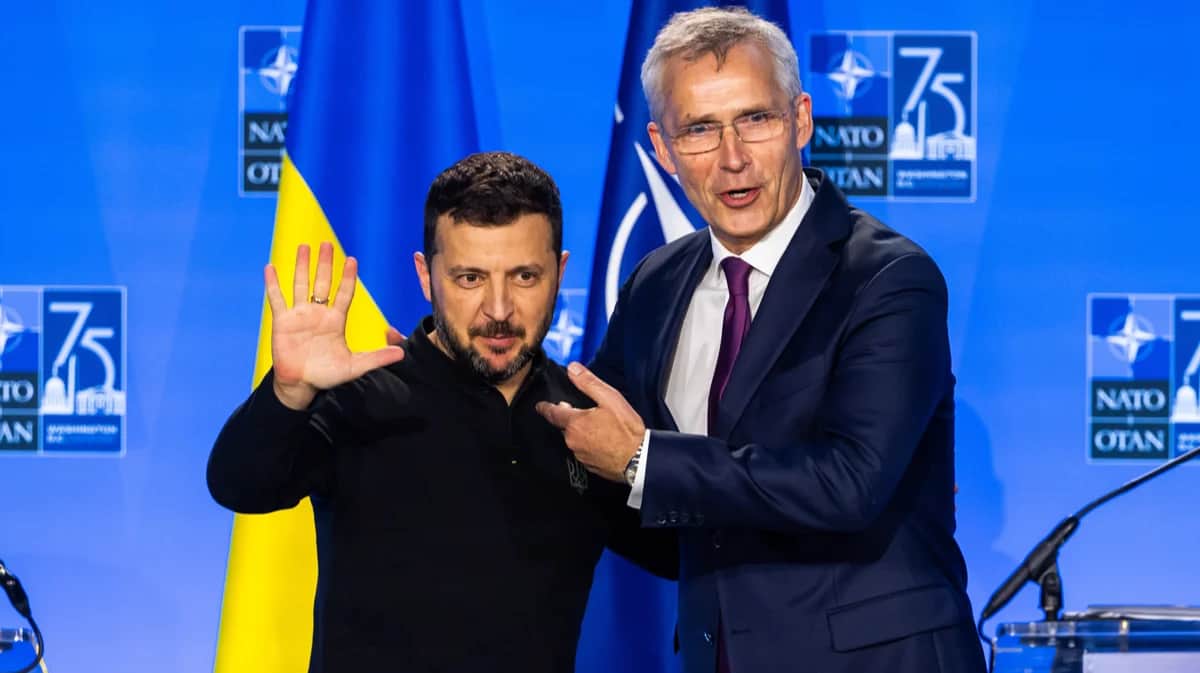 Президент Украины Владимир Зеленский с генеральным секретарем НАТО Йенсом Столтенбергом после пресс-конференции в рамках саммита НАТО в Вашингтоне, США, 11 июля 2024 года. Фото: Jim Lo Scalzo / EPA-EFE