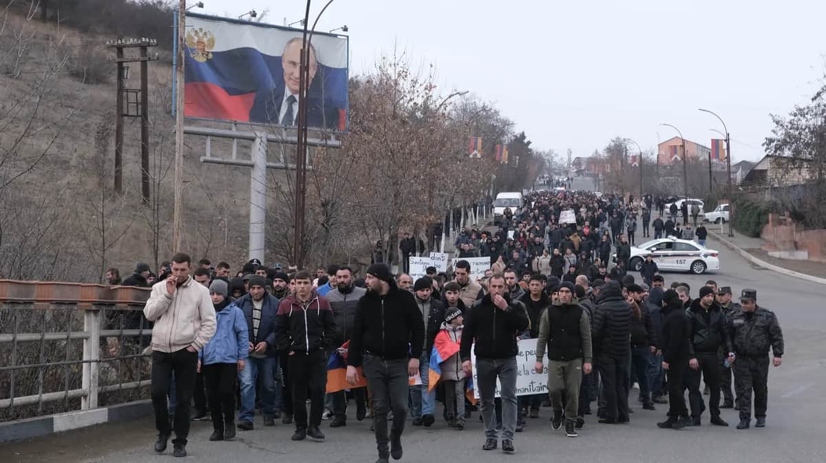 Nagorno-Karabakh residents heading towards a blockpost with Russian peacekeepers in another attempt to hold negotiations. Stepanakert, December 2022. Photo: Ani Balayan