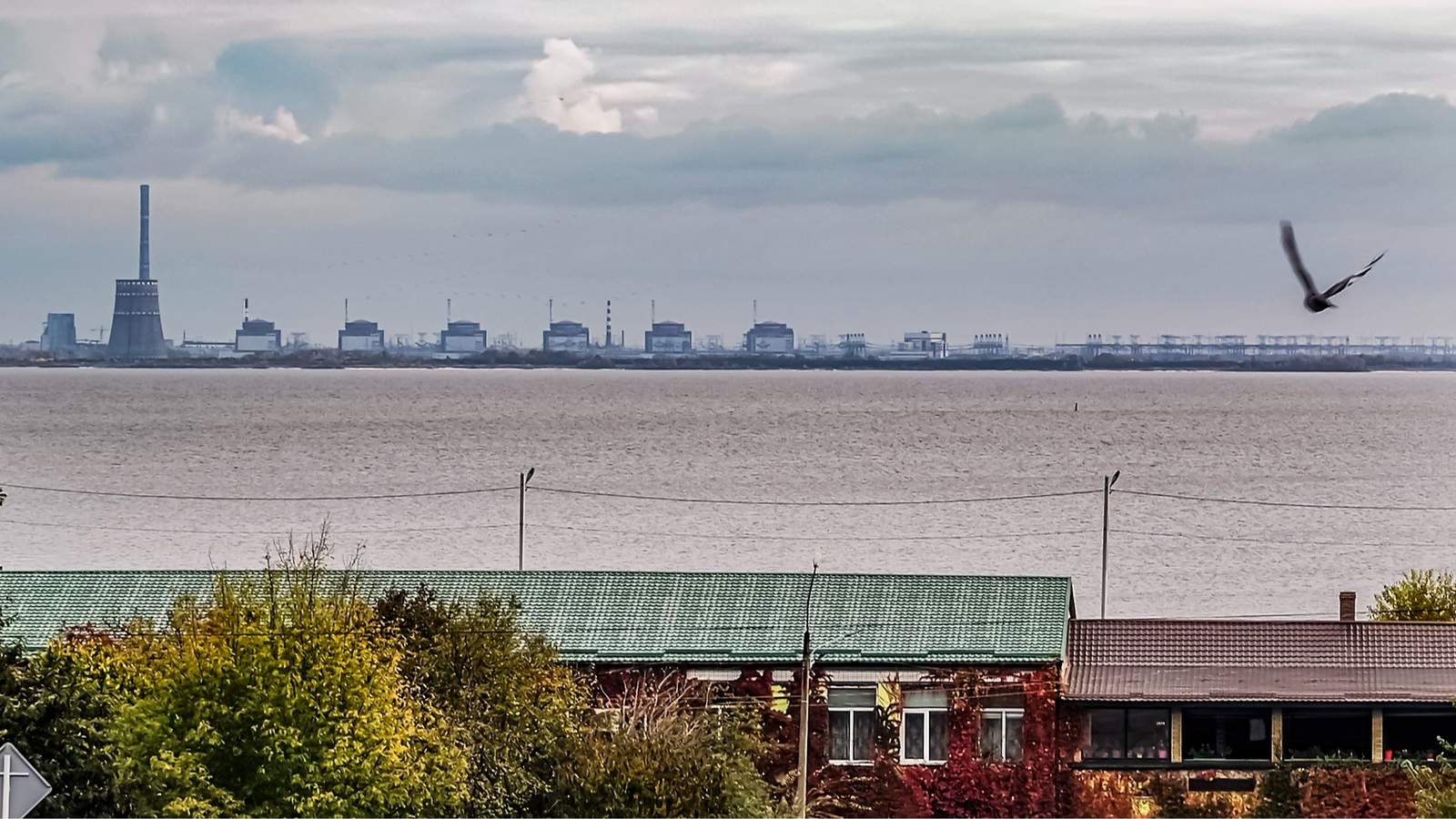 The Zaporizhzhia Nuclear Power Plant seen from the city of Nikopol, Ukraine, 28 October 2022. Photo: EPA / Hannibal Hanschke.