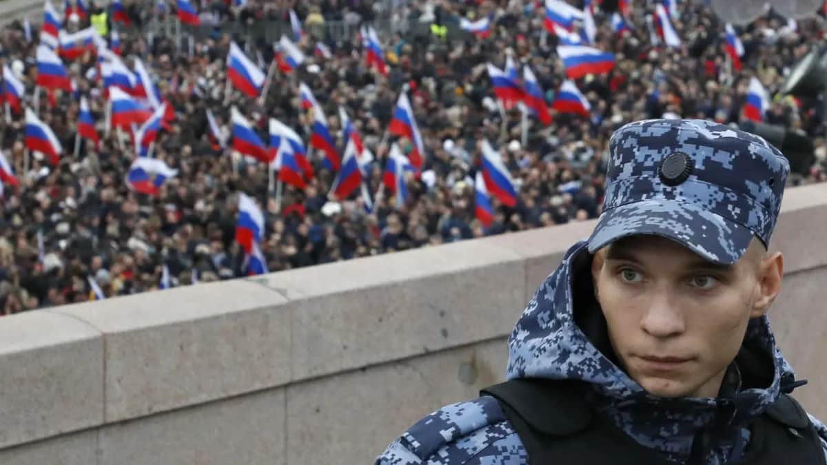 A riot police officer looks on amid celebrations in Moscow to mark the illegal Russian absorption of Ukraine’s Donetsk, Luhansk, Kherson and Zaporizhzhia regions, 30 September 2022. Photo: EPA / Yuri Kochetkov