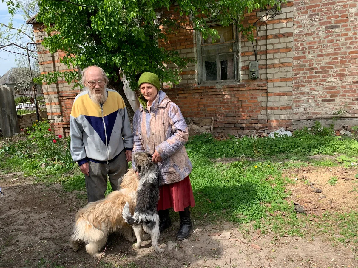 Анна Ивановна с мужем у своего дома. Фото: Ольга Мусафирова / специально для «Новой газеты. Европа»