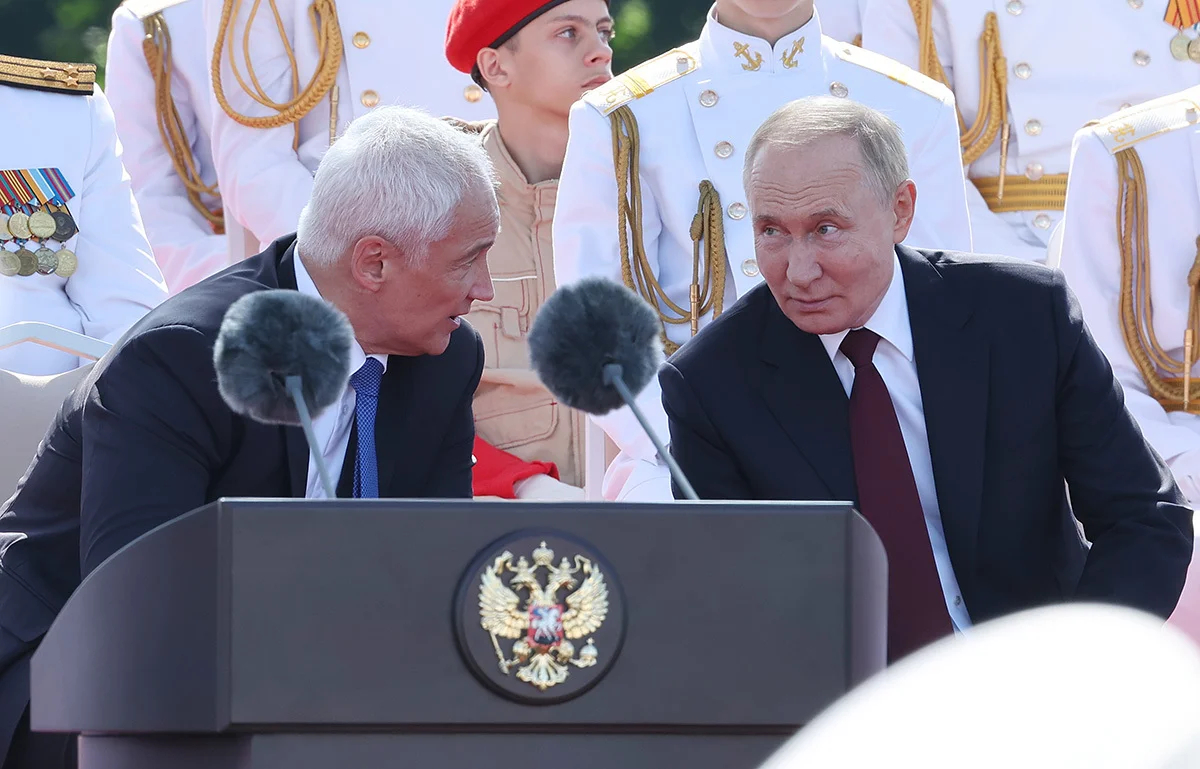 Владимир Путин и Андрей Белоусов принимают участие в ежегодном параде в честь Дня Военно-морского флота в Санкт-Петербурге, Россия, 28 июля 2024 года. Фото: Сергей Севостьянов / Пул Кремля / EPA-EFE