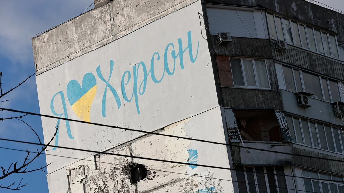 Многоэтажный жилой дом с следами российского обстрела в Херсоне. Фото: Василий Крестьянинов / «Новая Газета Европа»
