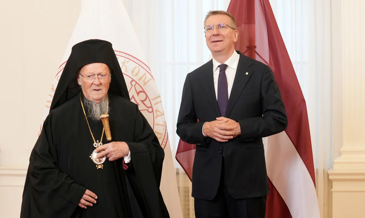 Президент Латвии Эдгарс Ринкевичс и вселенский патриарх Константинопольский Варфоломей I на встрече в Рижском замке, Латвия, 12 сентября 2025 года. Фото: Evija Trifanova / LETA