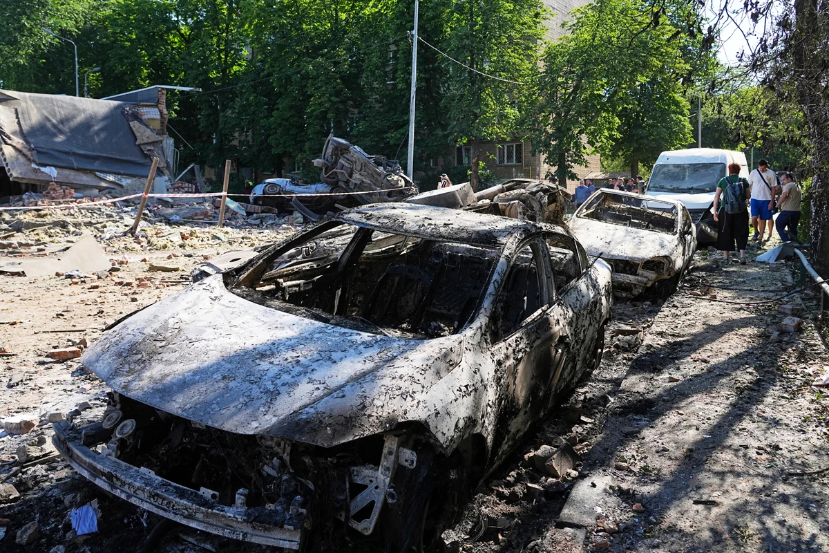 Поврежденные автомобили после российской атаки ракетами и дронами, Киев, 4 июля 2025 года. Фото: Efrem Lukatsky / AP Photo / Scanpix / LETA