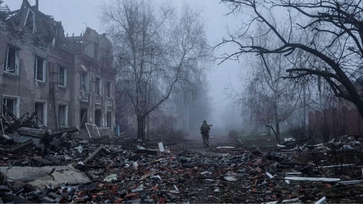 A Ukrainian soldier walks through the remains of the Donetsk region city of Kostyantynivka in eastern Ukraine, 28 November 2025. Photo: Oleg Petrasiuk / AFU / Reuters / Scanpix / LETA