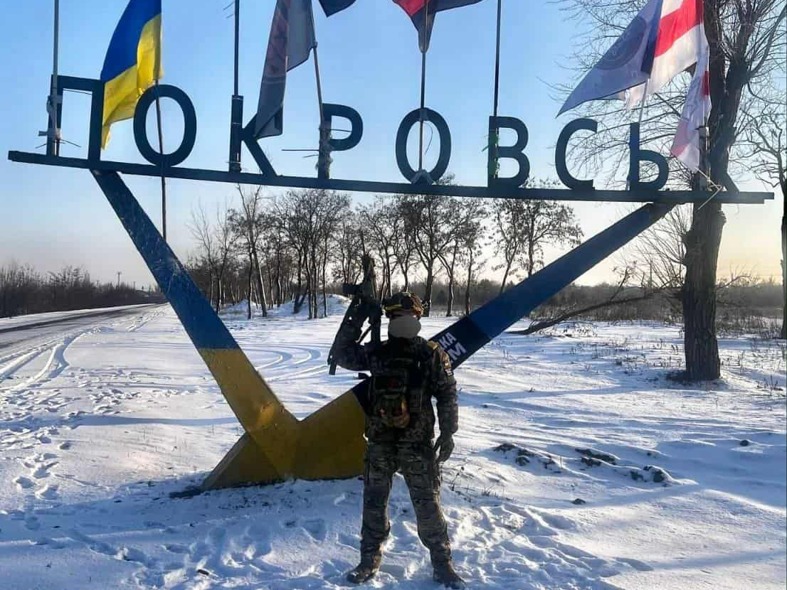 Гетман под Покровском. Фото: личный архив Гетмана / <a href="https://hromadske.ua/ru/voennye/267517-faktor-belarusi-boytsy-polka-imeni-kastusya-kalinovskogo-o-belorusskih-vlastyah-vozmozhnosti-ukrainsko-belorusskoy-voyny-i-rossiyskih-manipulyatsiyah?_gl=1*1o76fx1*_up*MQ..*_ga*MTg1MjY1NTcwNi4xNzg0MTA4Mjkw*_ga_FFQQ6F8PRK*czE3ODQxMDgyODkkbzEkZzAkdDE3ODQxMDgyODkkajYwJGwwJGgw*_ga_QRXBZKG0YN*czE3ODQxMDgyODkkbzEkZzAkdDE3ODQxMDgyODkkajYwJGwwJGgw" target="_blank">hromadske</a>
