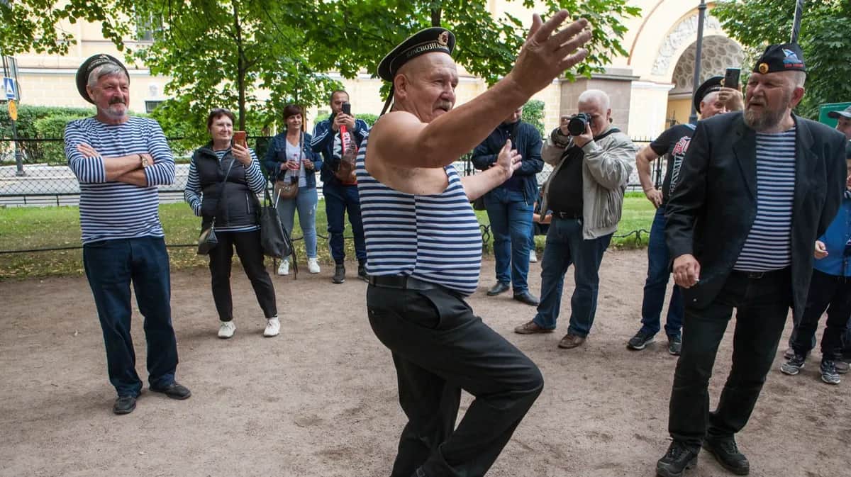 Sailors dance in the Alexander Garden. Photo: Elena Rodina for “Novaya Gazeta. Europe”