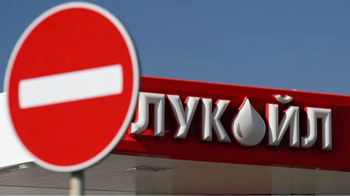Логотип нефтяной компании «Лукойл» на заправке в Софии, Болгария, 23 октября 2025 года. Фото: Nikolay Doychinov / AFP / Scanpix / LETA<br>