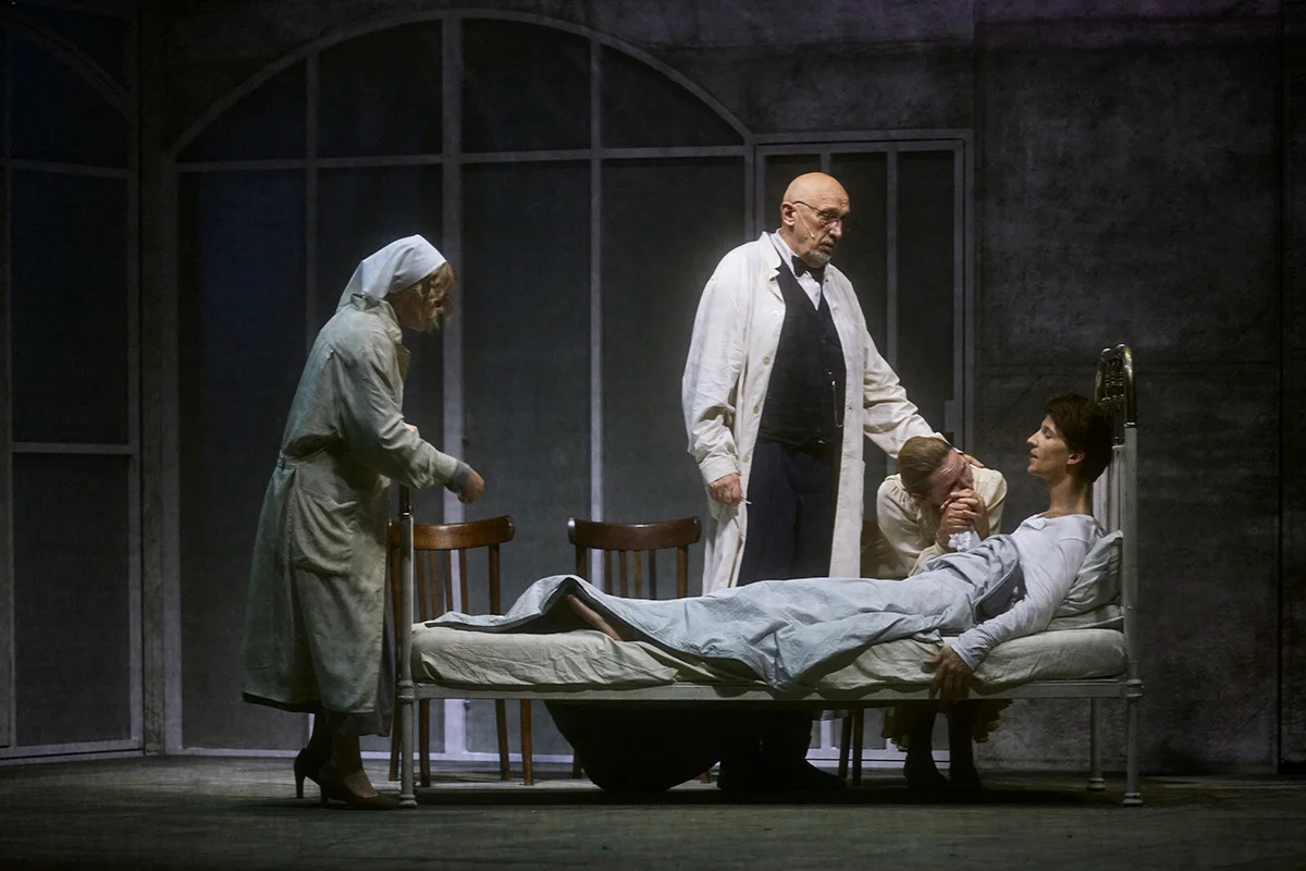 Сцена из спектакля «Волшебная гора». Фото: <a href="http://salzburgerfestspiele.at/" rel="noopener noreferrer" title="http://salzburgerfestspiele.at/">salzburgerfestspiele.at</a>