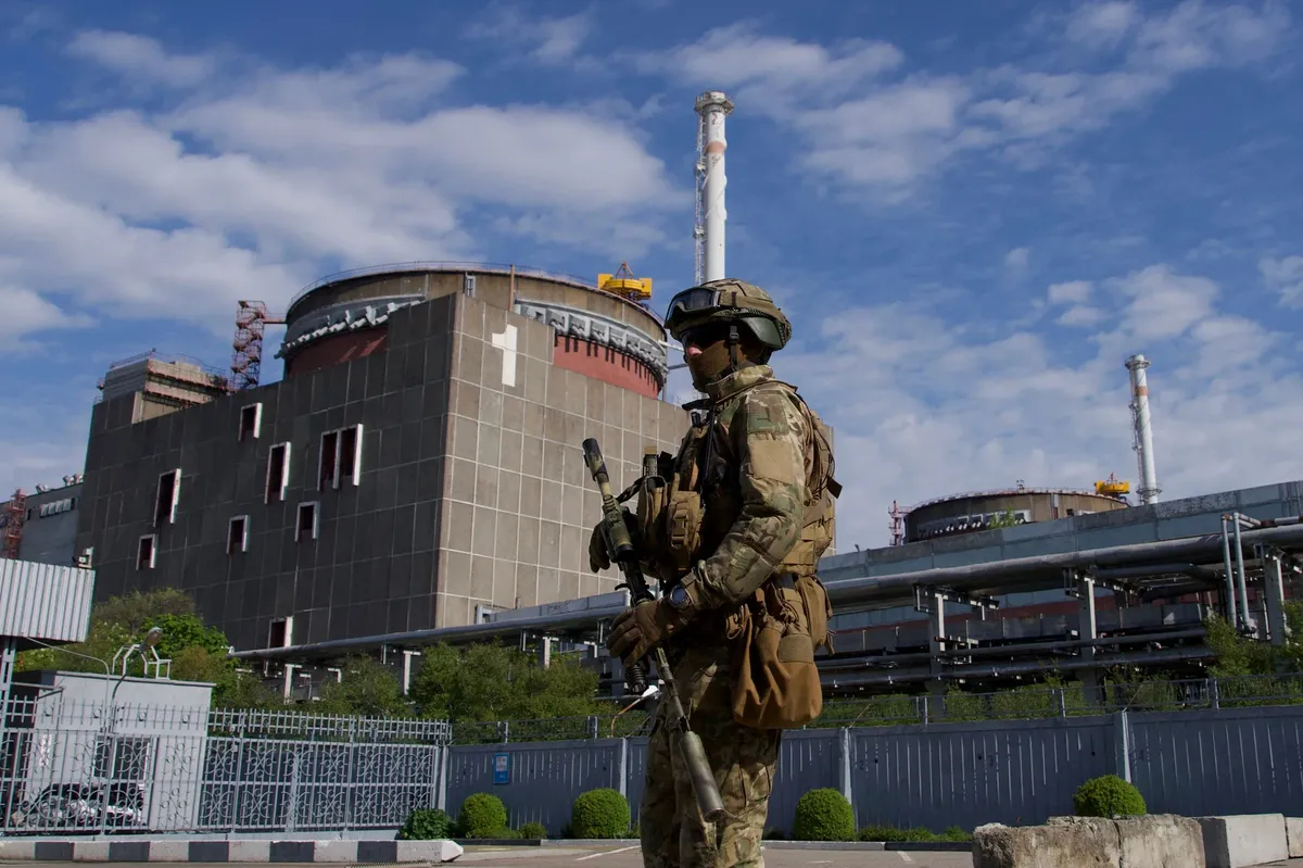 Российский военный у Запорожской АЭС. Фото: ANDREY BORODULIN/AFP via Getty Images