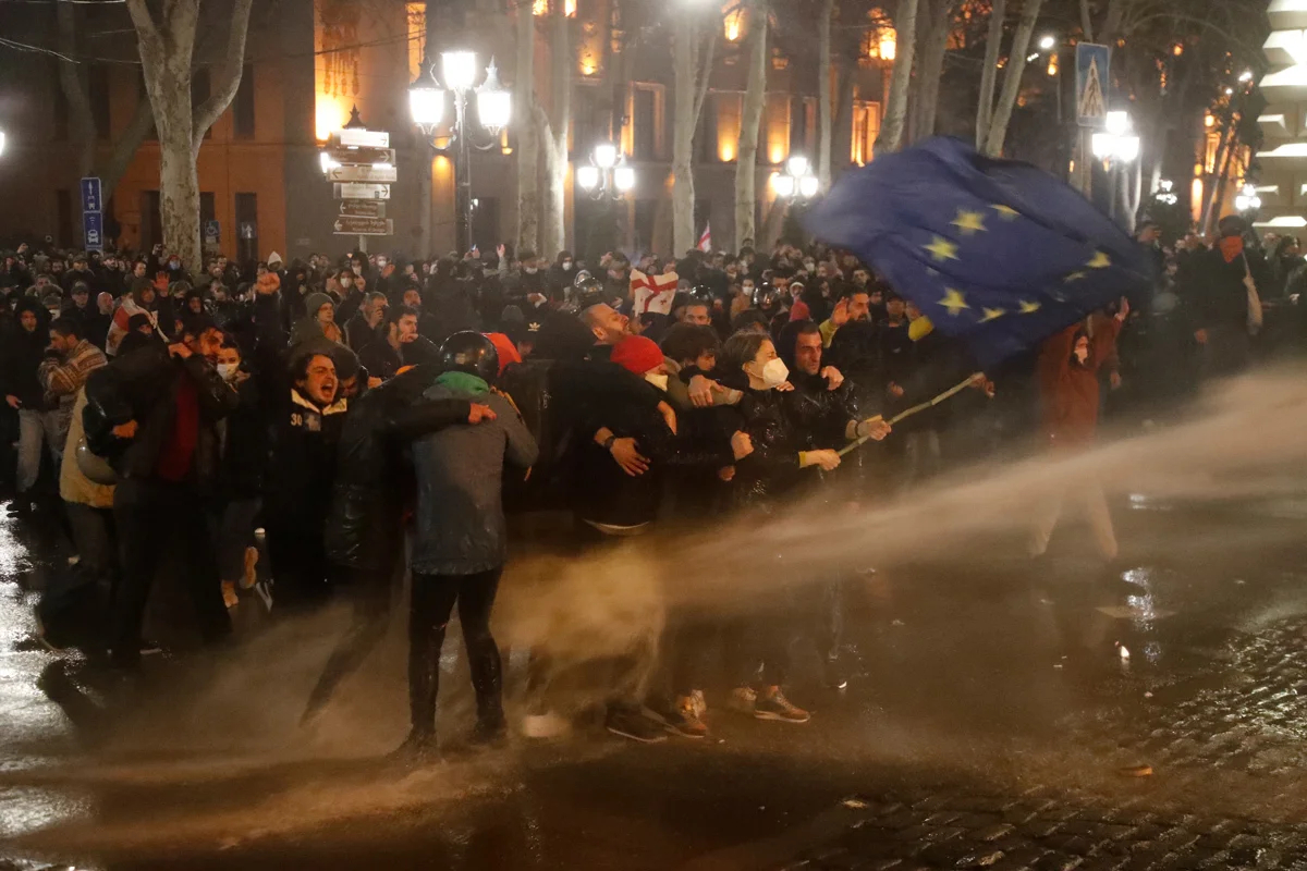 Полиция использует водомет для разгона демонстрантов во время акции протеста против принятия «Закона об иностранных агентах», Тбилиси, Грузия, 7 марта 2023 года. Фото: Зураб Курцикидзе / EPA-EFE