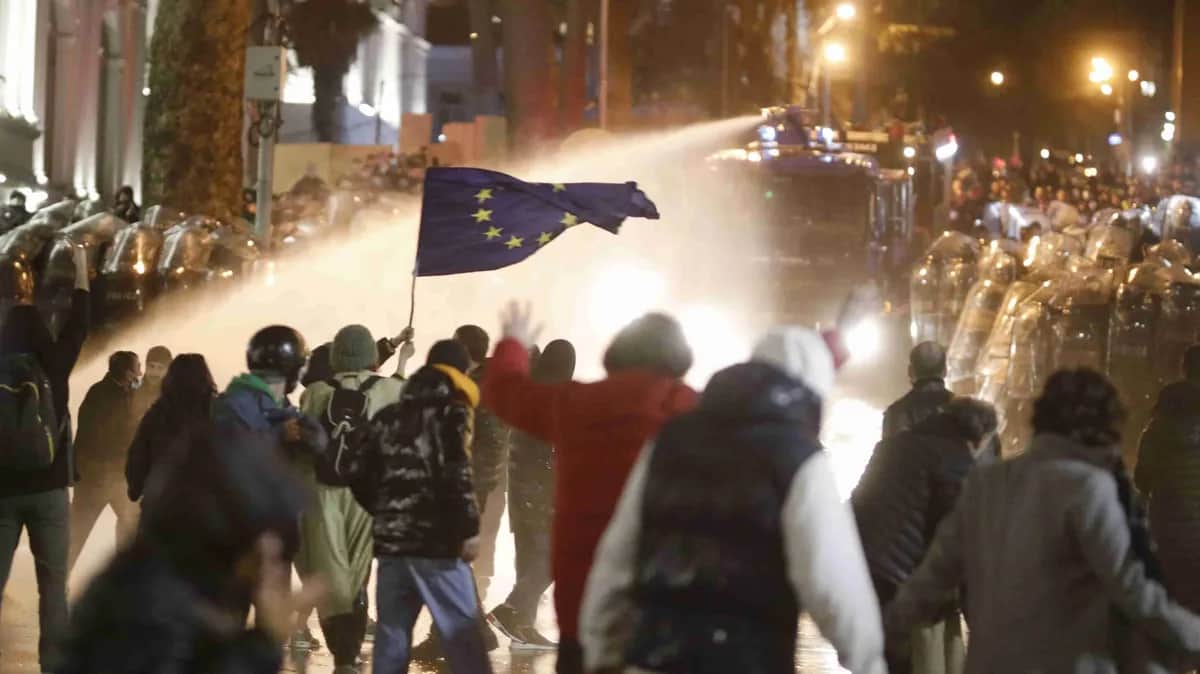 Разгон участников протестов, собравшихся у здания парламента в Тбилиси, 7 марта 2023 года. Фото: David Mdzinarishvili / Anadolu Agency / Getty Images