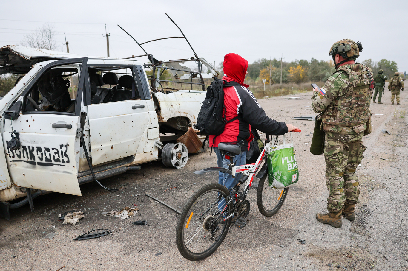 Местный житель и российские военнослужащие. Херсонская область, Украина. 27 октября 2026 года. Фото: Алексей Коновалов / ТАСС / ZUMA Press / Scanpix / LETA
