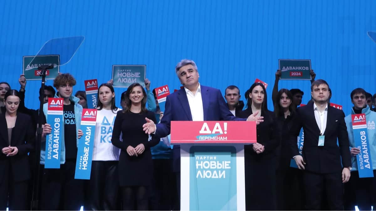Лидер партии «Новые люди» Алексей Нечаев (в центре) на предвыборном съезде партии в Москве, 24 декабря 2023 года. Фото: Максим Шипенков / EPA
