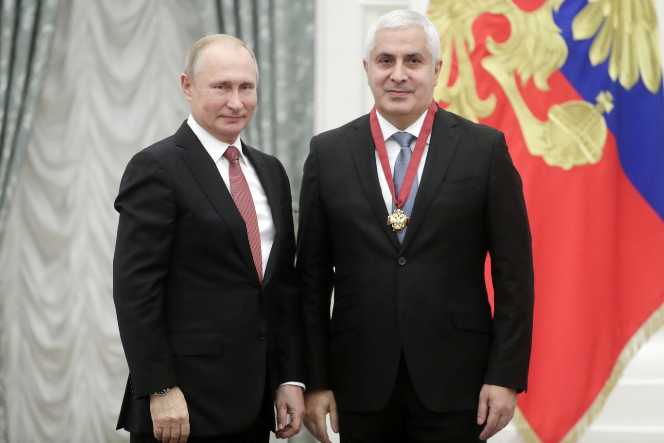 Вице-президент НИЦ «Курчатовский институт» Марат Камболов (справа) получает орден «За заслуги перед Отечеством» от Владимира Путина во время церемонии вручения государственных наград в Кремле, Москва, 27 ноября 2018 года. Фото: Михаил Метцель / ТАСС / Profimedia
