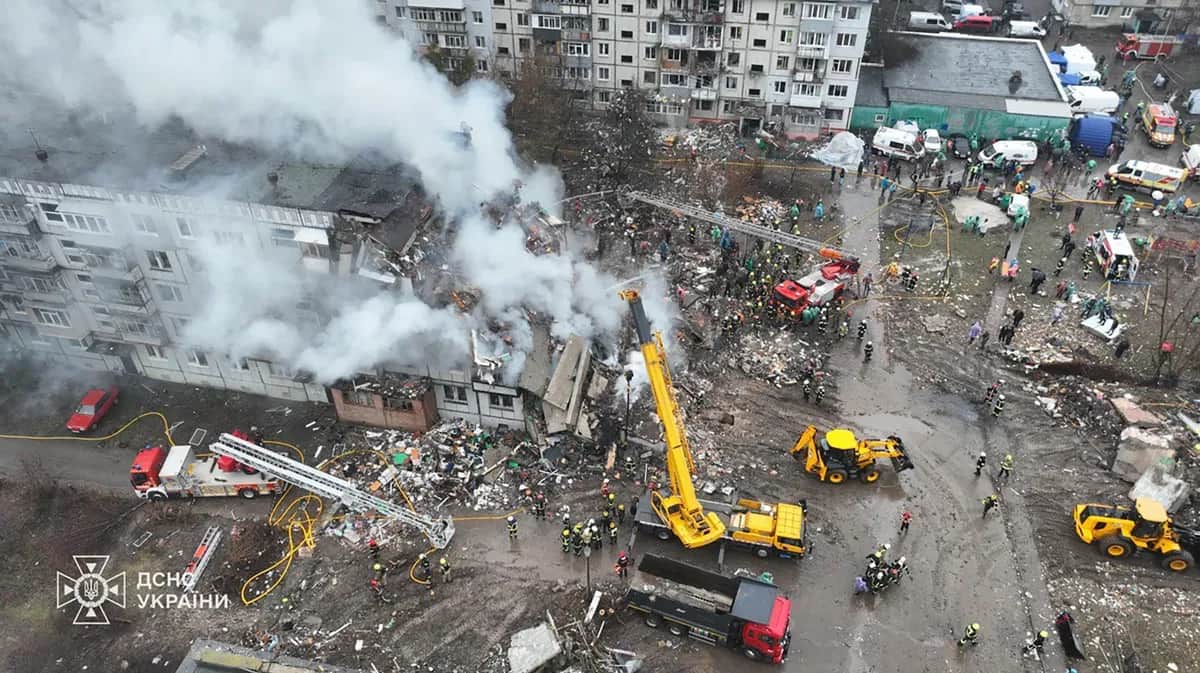 Rescue workers at the site of a missile strike on a residential building in Poltava, Ukraine, 1 February 2025. Photo: EPA-EFE / State Emergency Service of Ukraine