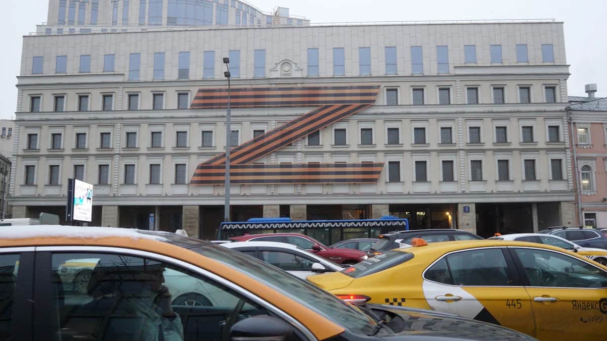 Гигантский символ Z в поддержку российского военного вторжения на Украину на здании театра Олега Табакова, 29 марта 2022 года. Фото: Константин Завражин / Getty Images