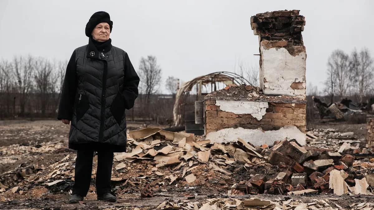 Tamara Makarova, a Sosva resident, near the ruins of her house. Photo: Nikolay Kozhevnikov, exclusively for Novaya Gazeta Europe&nbsp;