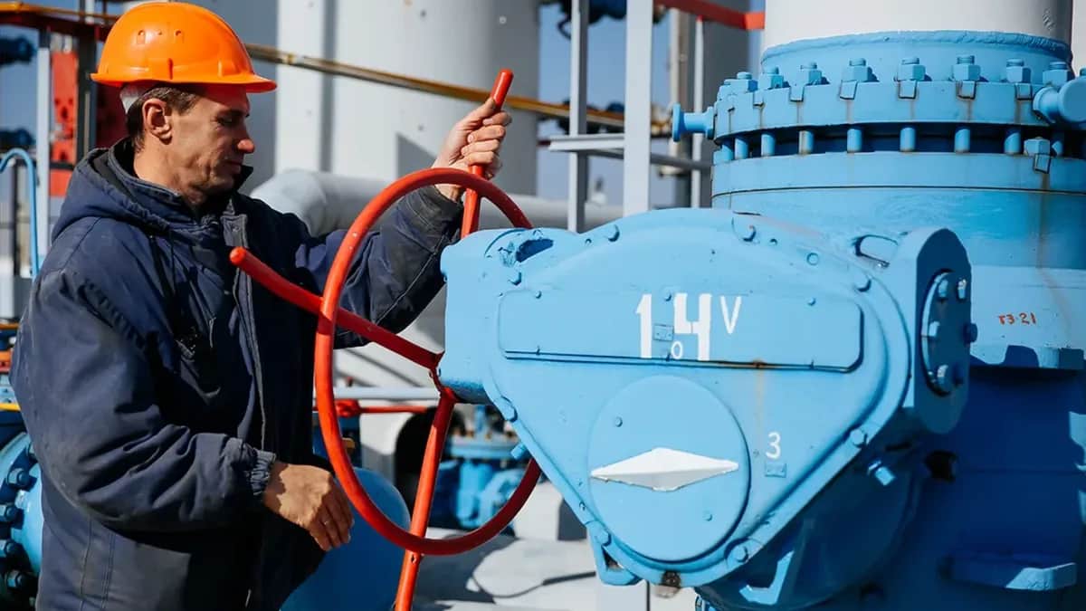 Рабочий закручивает кран на газокомпрессорной станции в селе Грин, примерно в 130 км от Киева, Украина, 15 октября 2015 года. Фото: Roman Pilipey / EPA