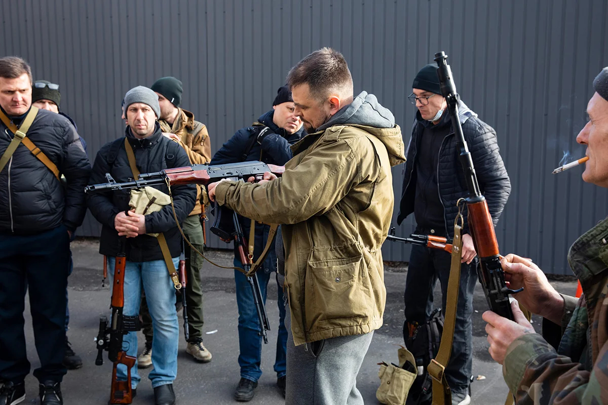 Territorial defence fighters arming themselves in Kyiv, 25 February 2022. Photo: Mykhaylo Palinchak / EPA-EFE