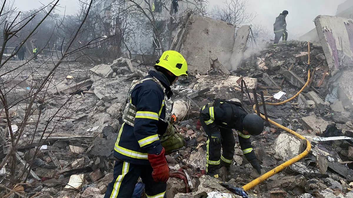 Украинские спасатели на месте ракетного удара по жилому дому в Полтаве, Украина, 1 февраля 2025 года. Фото: Государственная Служба по Чрезвычайным Ситуациям / EPA-EFE