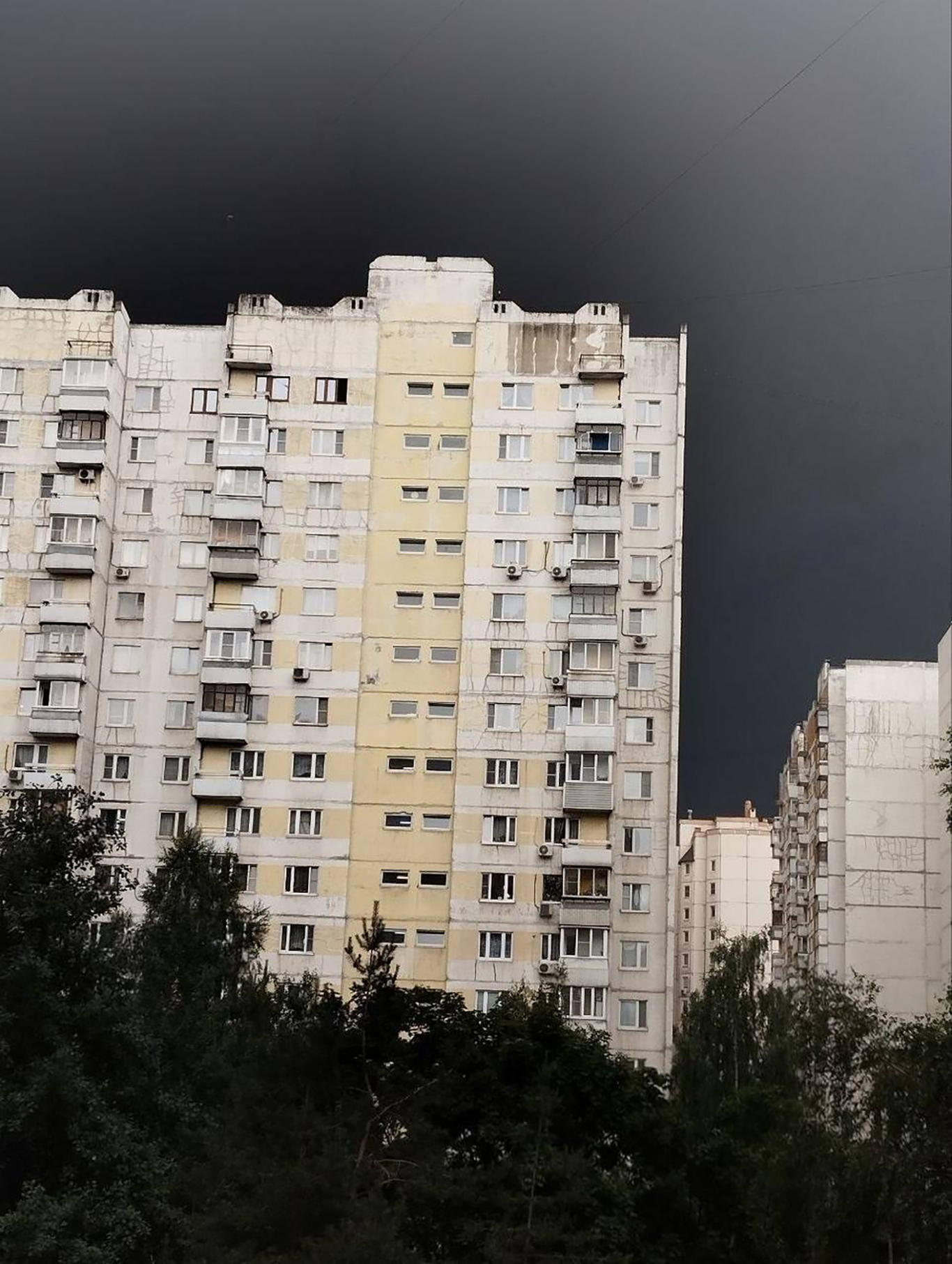 Дым в небе над Москвой. Фото: Telegram / Москва live
