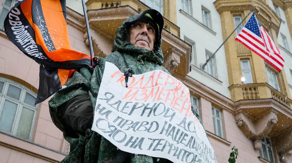 Мужчина с плакатом возле посольства США в Москве 5 ноября 2024 года. Фото: Юрий Кочетков / EPA / Scanpix