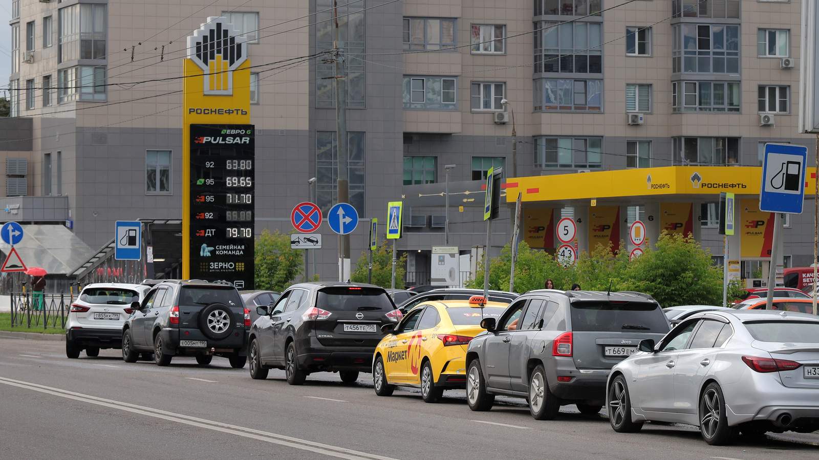 Очередь из автомобилей к заправке в Москве. Фото: Maxim Shipenkov / EPA