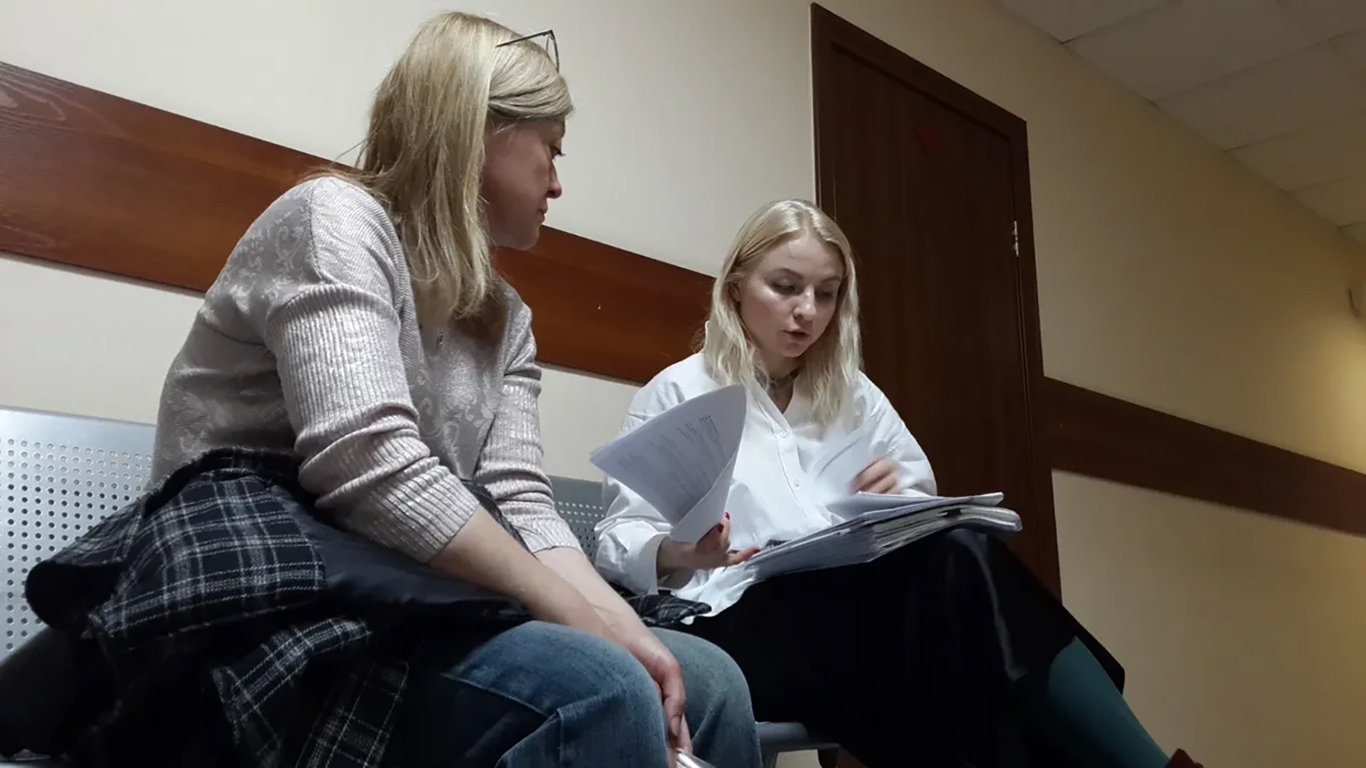 Мать Никиты Уварова Анна Уварова и Мария Терехова в коридорах Советского суда. Фото: «Новая газета»