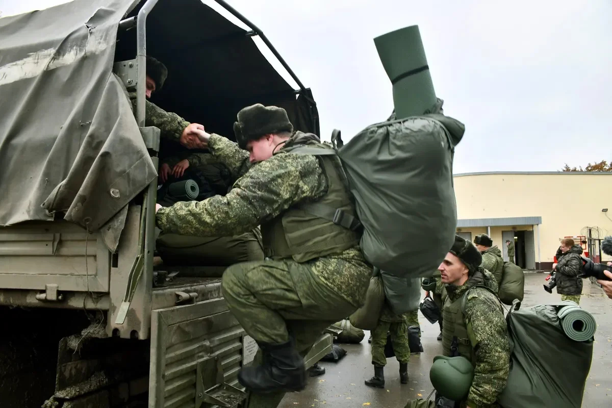Мобилизованные россияне садятся в военный автомобиль. Ростов, Россия. Фото: Arkady Budnitsky / Anadolu Agency / Getty Images