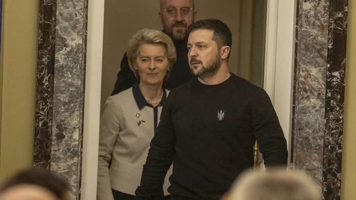 Президент Украины Владимир Зеленский, председатель Европейской комиссии Урсула фон дер Ляйен и председатель Совета ЕС Шарль Мишель прибывают на пресс-конференцию в рамках саммита Европейского Союза и Украины, Киев, 3 февраля 2023 года. Фото: Mustafa Ciftci / Anadolu Agency / Getty Images