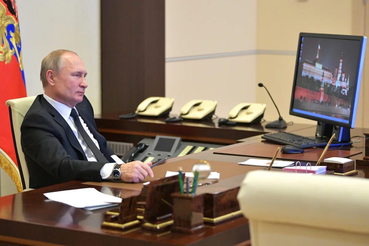 Владимир Путин за рабочим столом в Ново-Огарёво с компьютером работающим на Windows XP, 2019 год. Фото: <a data-sk="tooltip_parent" data-stringify-link="http://www.kremlin.ru/events/president/news/62124" href="http://www.kremlin.ru/events/president/news/62124" rel="noopener noreferrer" target="_blank">Kremlin</a>
