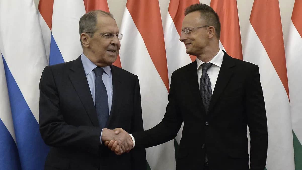 Главы МИД России и Венгрии Сергей Лавров и Петер Сийарто. Фото: <br>Lajos Soos / EPA