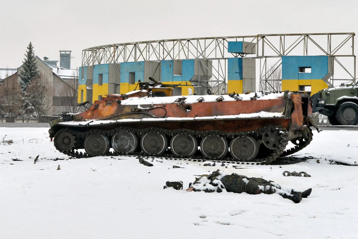 Тело российского военного рядом с уничтоженной техникой на окраине Харькова, Украина, 26 февраля 2022 года. Фото: Sergey Bobok / AFP / Scanpix / LETA