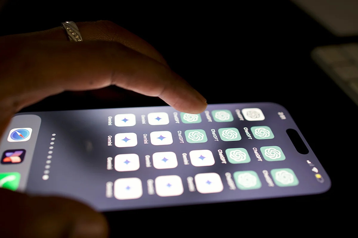 Экран смартфона с иконками ChatGPT и Gemini. Фото: Solen Feyissa / <a data-sk="tooltip_parent" data-stringify-link="http://unsplash.com" href="http://unsplash.com/" rel="noopener noreferrer" target="_blank">unsplash.com</a>