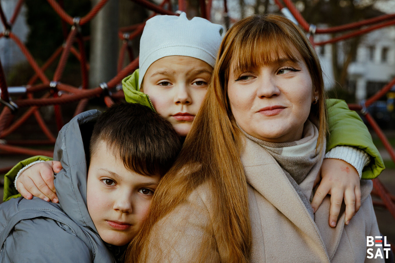 Антонина Коновалова с детьми Ваней и Анастасией. Варшава, Польша. 13 ноября 2025 года. Фото: <a href="http://belsat.eu" target="_blank" id="7tnioxry7">belsat.eu</a>