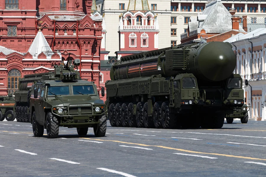 Стратегические ракетные комплексы РС-24 «Ярс» 54-й гвардейской ракетной дивизии во время военного парада на Красной площади. Фото: Минобороны России