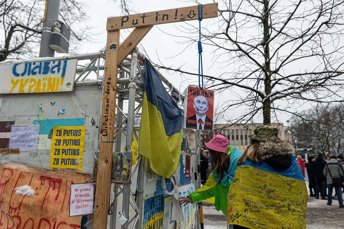 An art installation near the Russian embassy in Riga, Latvia, 24 February 2023. Photo: Vladislav Dokshin / Novaya Europe