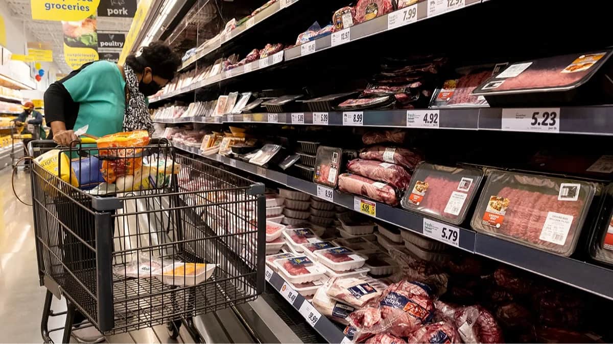 <span>Покупатель рассматривает мясные продукты в магазине в Вашингтоне, округ Колумбия, США, 28 сентября 2022 года. Фото: Michael Reynolds / EPA</span>