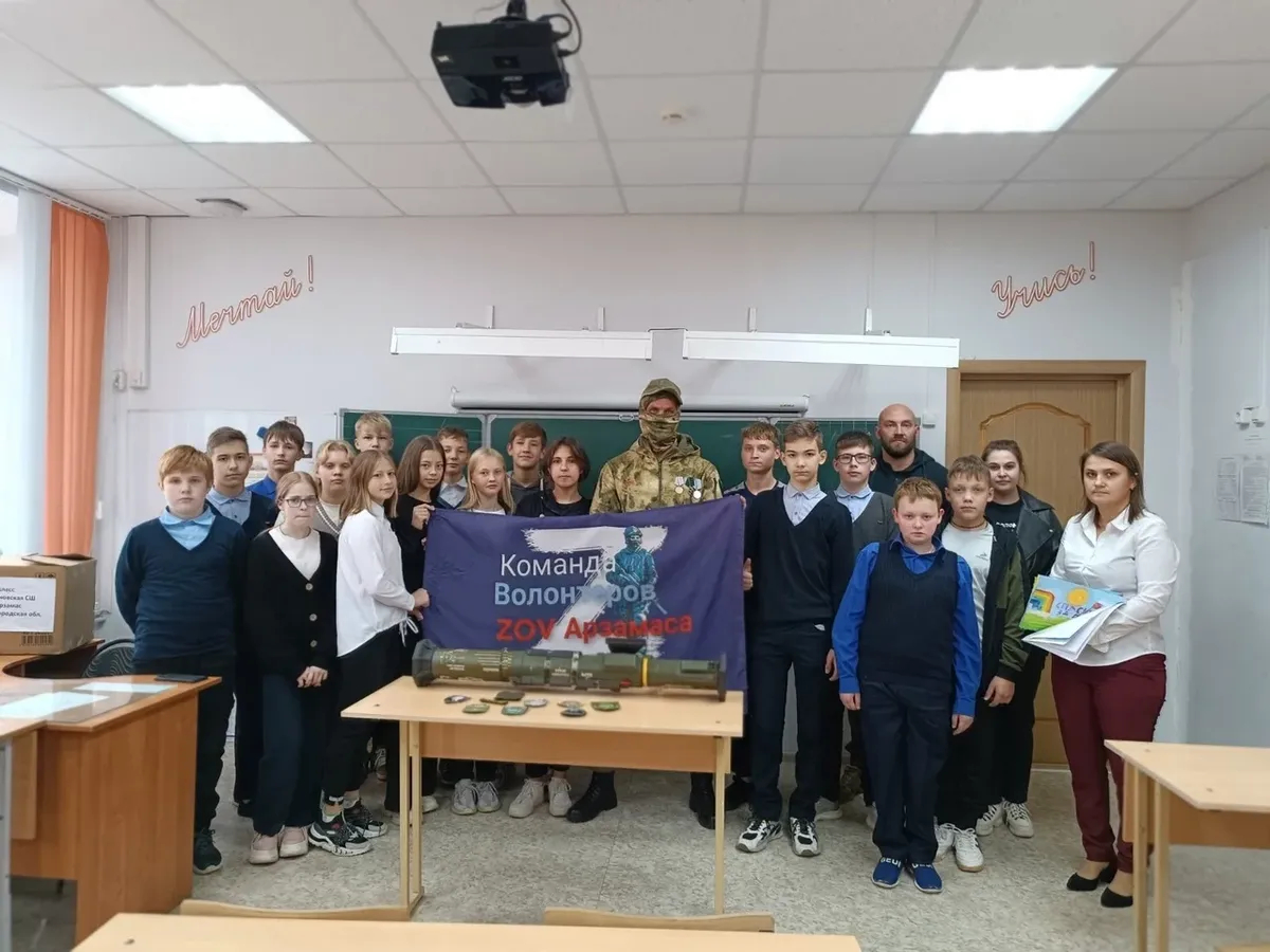 Встреча с наемником ЧВК «Вагнер» Александром Расправиным в школе поселка Выездное в Нижегородской области. Фото: <a href="https://vk.com/viezdnovskaya?w=wall-154962112_3323&amp;z=photo-154962112_457244778%2Fwall-154962112_3323" rel="noopener noreferrer" title="https://vk.com/viezdnovskaya?w=wall-154962112_3323&amp;z=photo-154962112_457244778%2Fwall-154962112_3323">МБОУ Выездновская СШ/«ВКонтакте»</a>