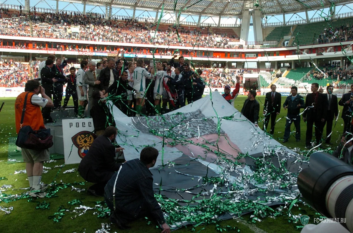Игроки футбольного клуба «Терек» празднуют победу в Кубке России, 2004 год. Фото: <a data-sk="tooltip_parent" data-stringify-link="https://fc-akhmat.ru/media/photo/10_let_nazad_terek_vyigral_kubok_rossii_10_years_ago_terek_won_cup_of_russia_2982/" href="https://fc-akhmat.ru/media/photo/10_let_nazad_terek_vyigral_kubok_rossii_10_years_ago_terek_won_cup_of_russia_2982/" rel="noopener noreferrer" target="_blank">ФК «Ахмат»</a>
