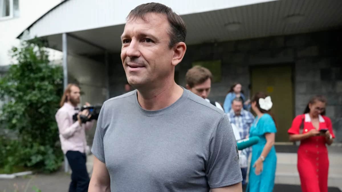 Иван Попов покидает здание суда после решения о помещении его под домашний арест, Москва, Россия, 15 июля 2024 года. Фото: Александр Земляниченко / AP Photo / Scanpix / LETA